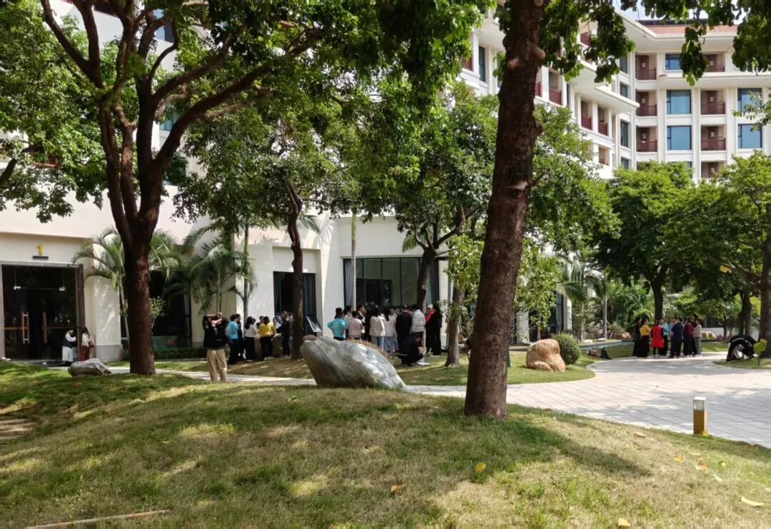 2026年3月，餐后休息期间，“师兄师姐”分散到三人一堆五人一群的学员中答疑解惑。（南方周末记者姚羿｜摄）